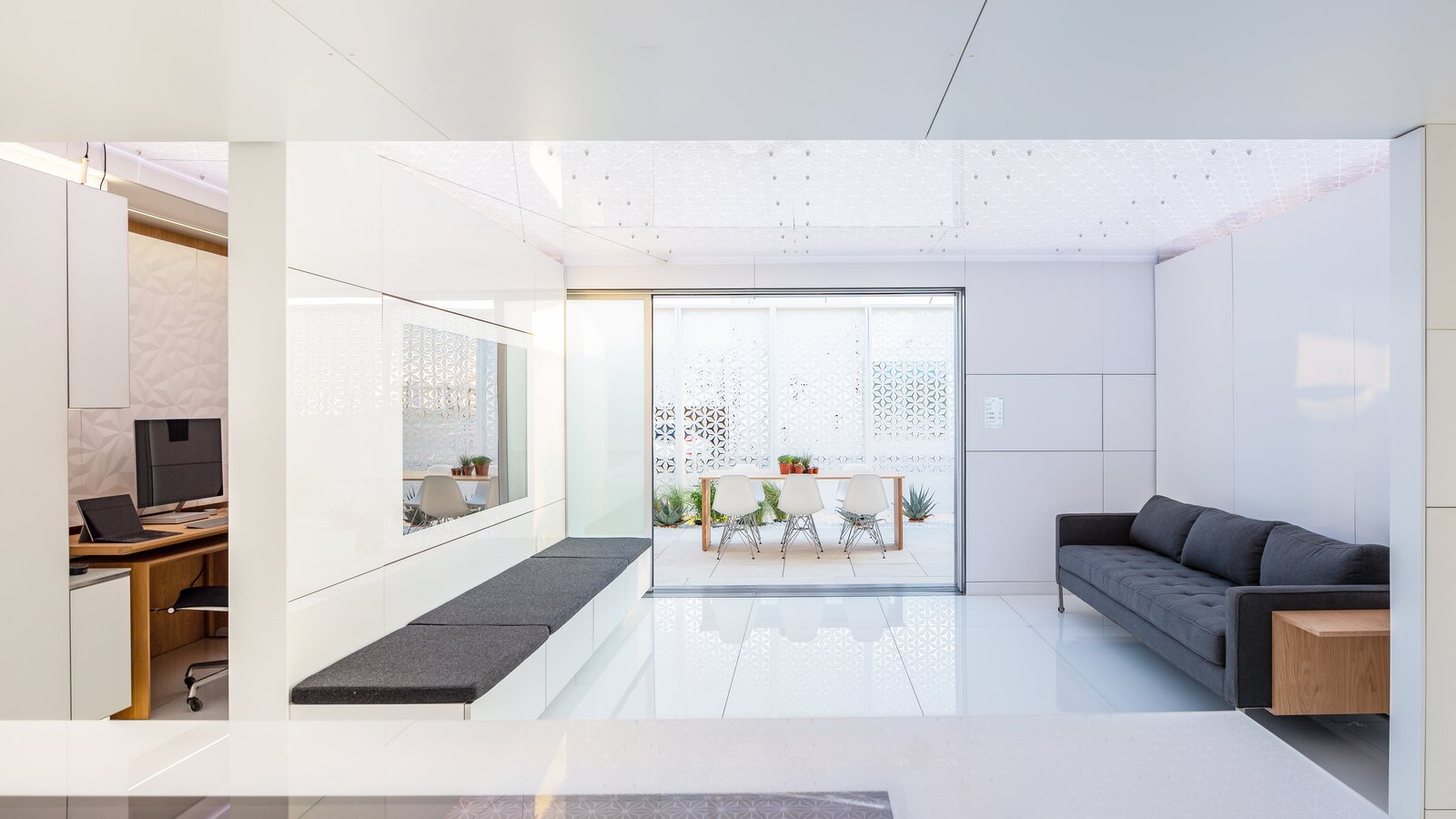 Futurehouse w Dubaju Salon z widokiem na pokój biurowy